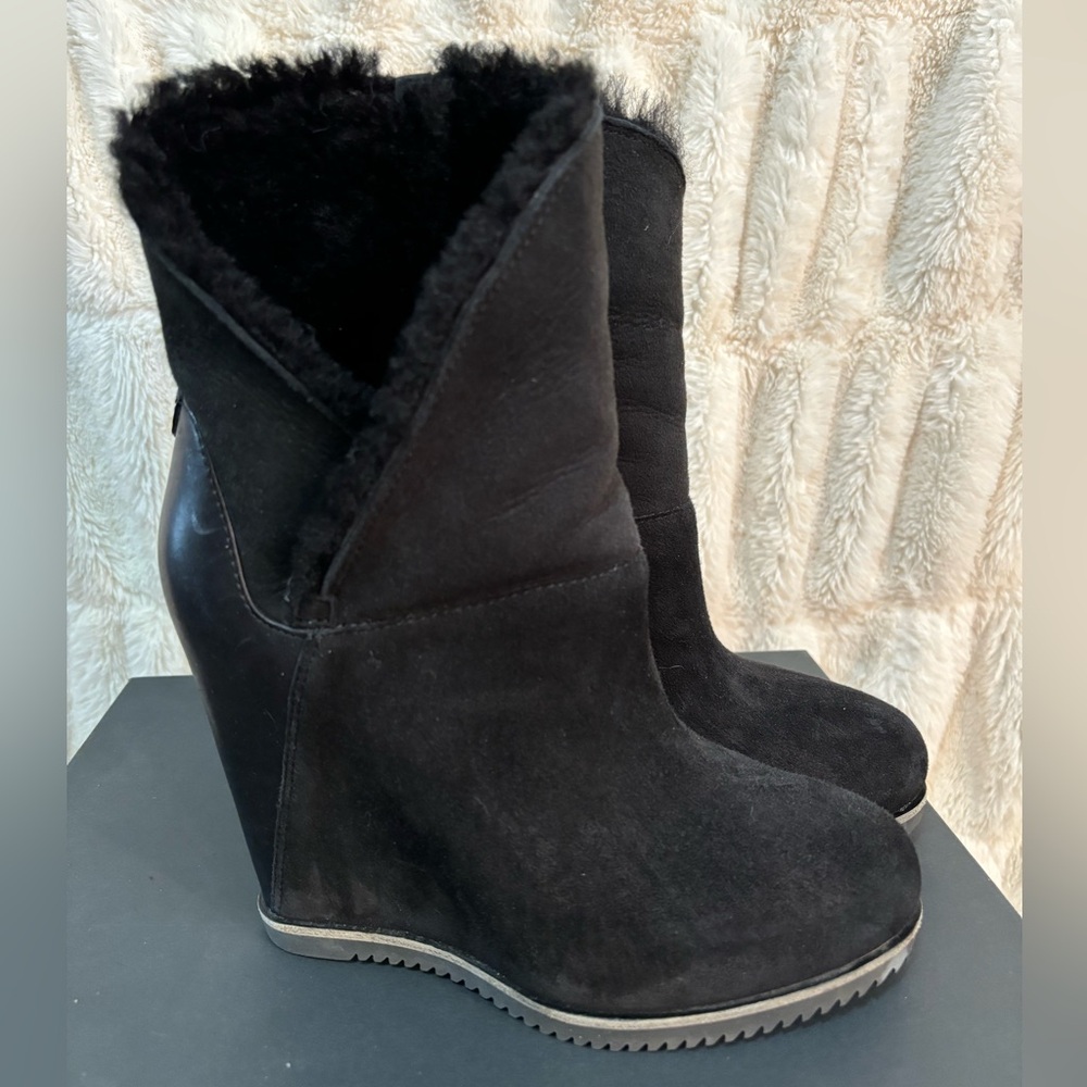 Ugg black classic Mondri cuff shearling booties size 7